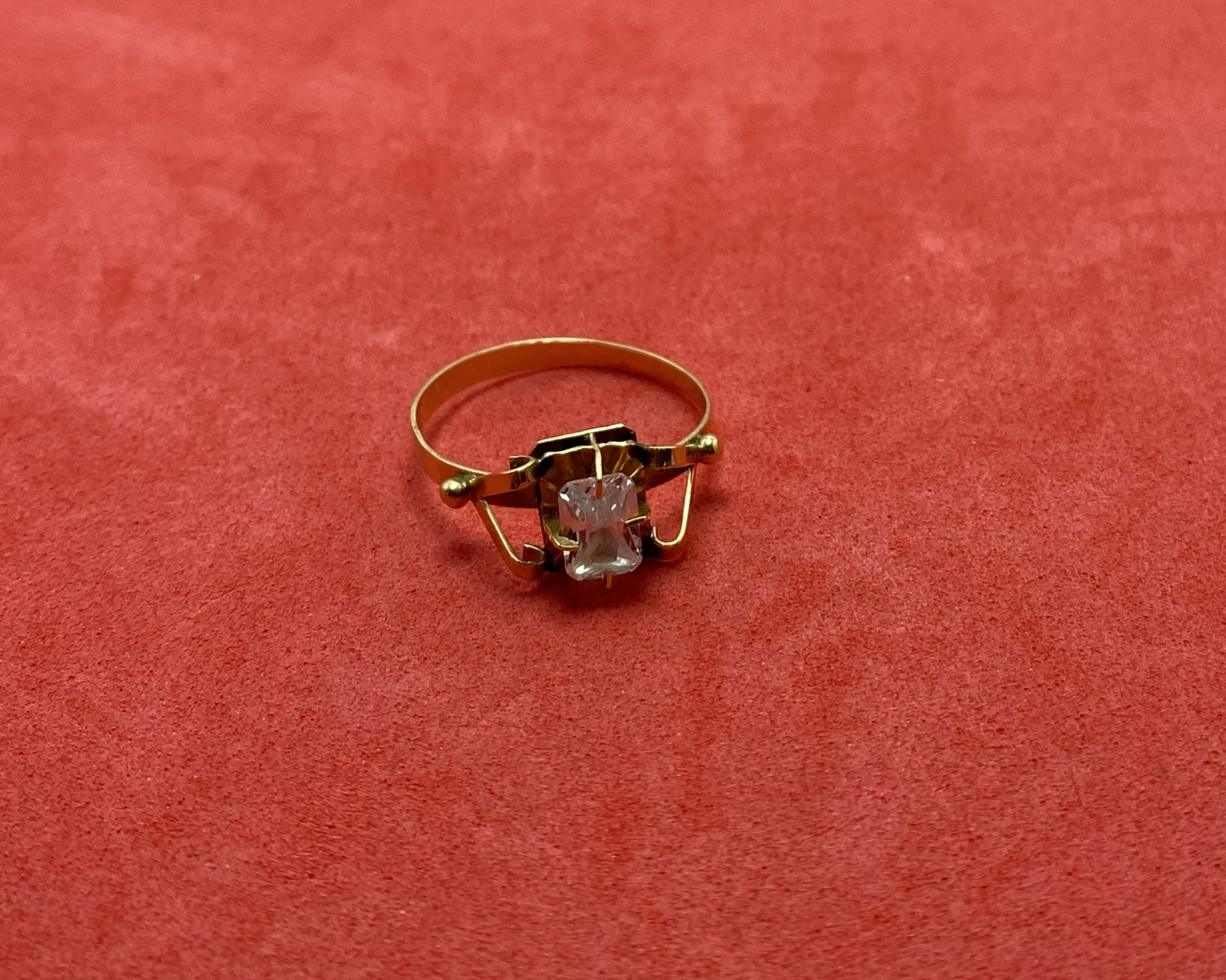 01 Anillo Dama Oro 18 Kts — lote 107 del remate DICREP en Valdivia