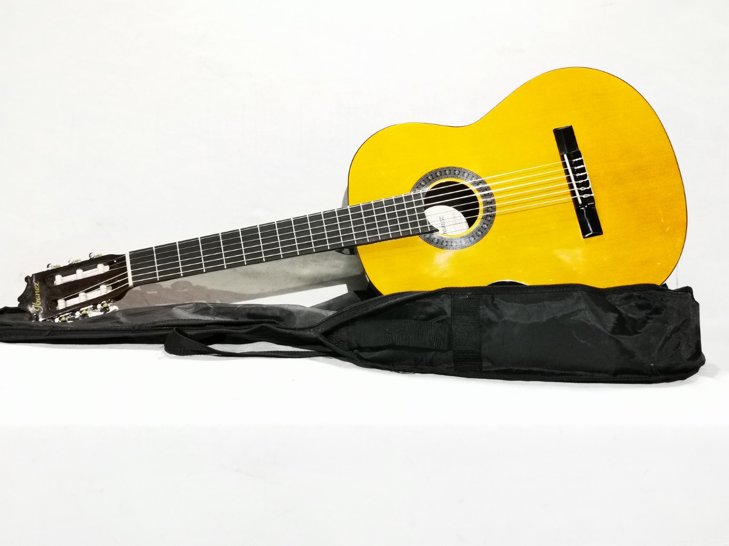 Guitarra — lote 27 del remate DICREP en Valparaíso