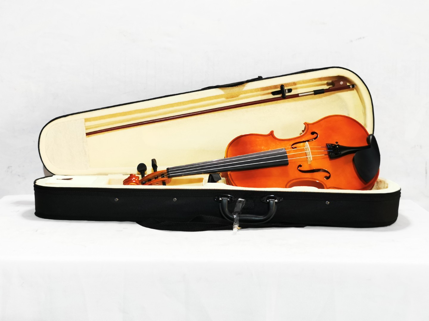 Violín De 4/4 — lote 42 del remate DICREP en Valparaíso