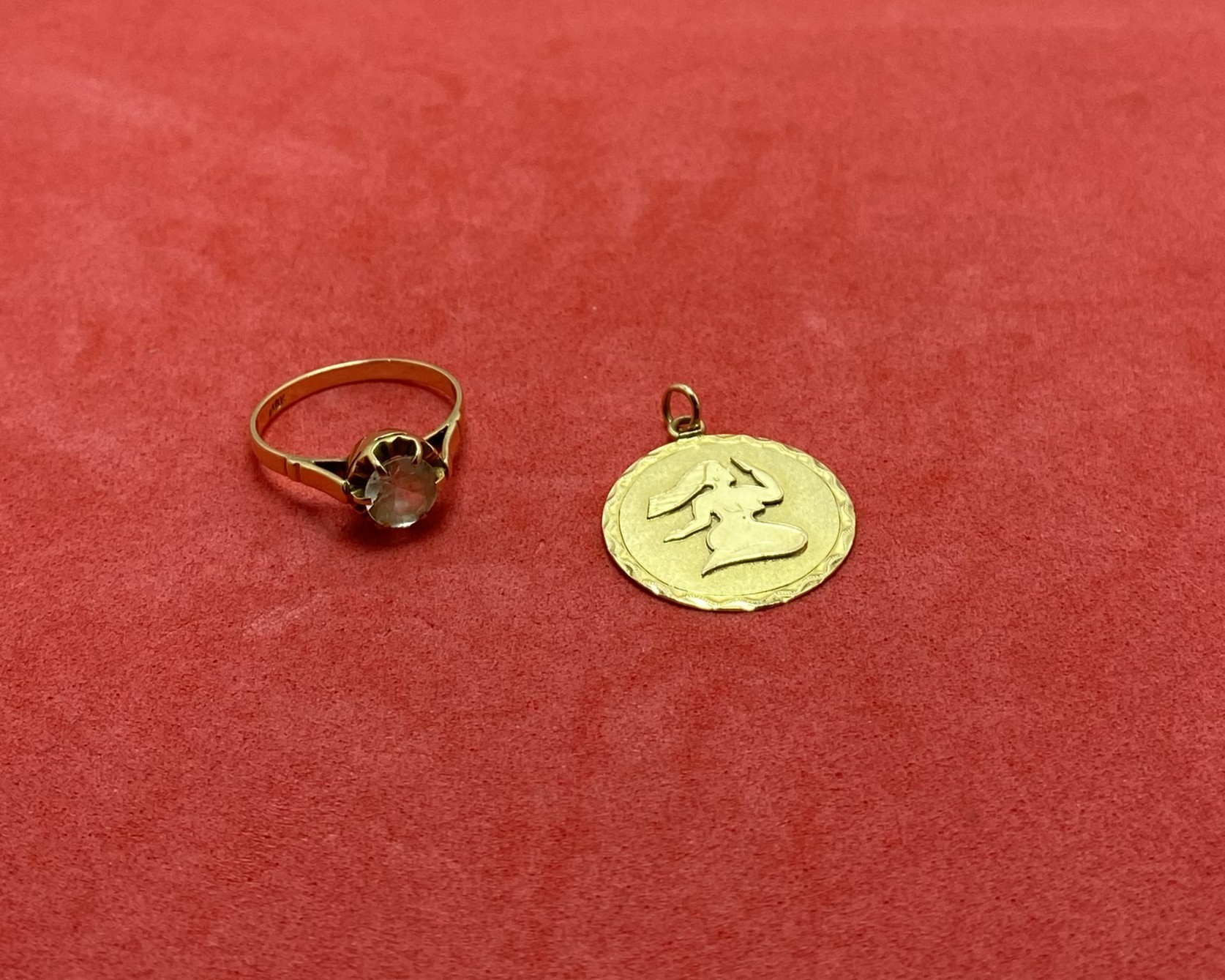 01 Anillo Dama Oro 18 Kt — lote 140 del remate DICREP en Valdivia