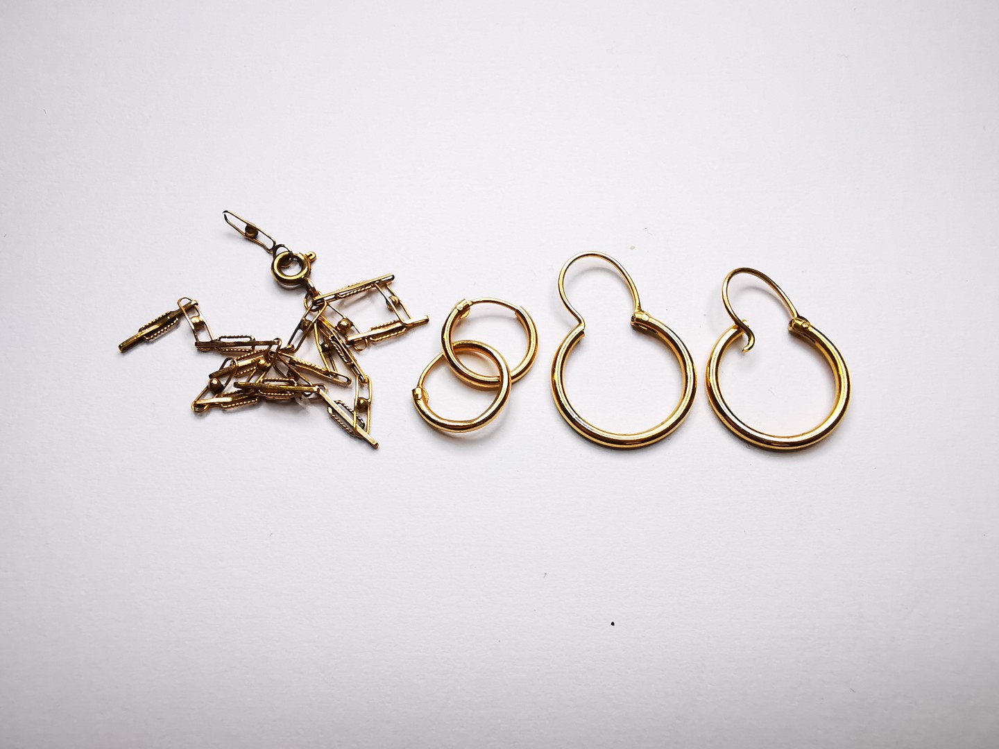 2 Pares De Aros - Pulsera — lote 479 del remate DICREP en Valparaíso